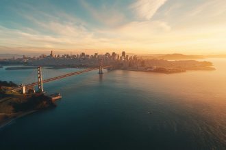 Vue panoramique de San Francisco avec le Golden Gate Bridge en arrière-plan
