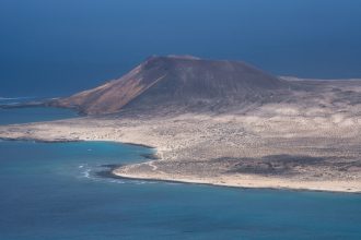 Paysage volcanique des îles Canaries avec falaises et végétation subtropicale