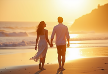 Couple romantique marchant sur la plage en Bretagne