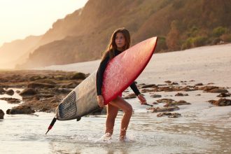 Débuter le surf : quel équipement faut-il vraiment ?