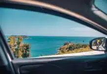 une voiture avec vue sur la mer