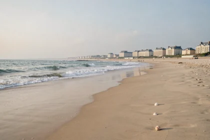 Vue panoramique d'une plage atlantique dans les Pays de la Loire avec des hôtels en bord de mer à l'horizon