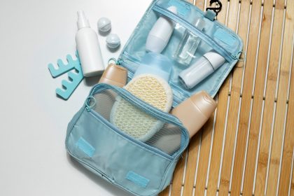 Les essentiels beauté à emporter pour voyager léger avec style