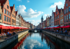 Place animée à Bruges avec bâtiments médiévaux et canaux