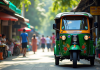 Tuk tuk coloré stationné dans une rue animée de Bangkok